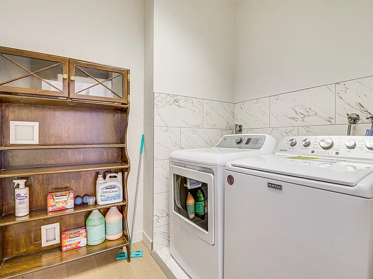 1395 Crestview Dr — Photo 35