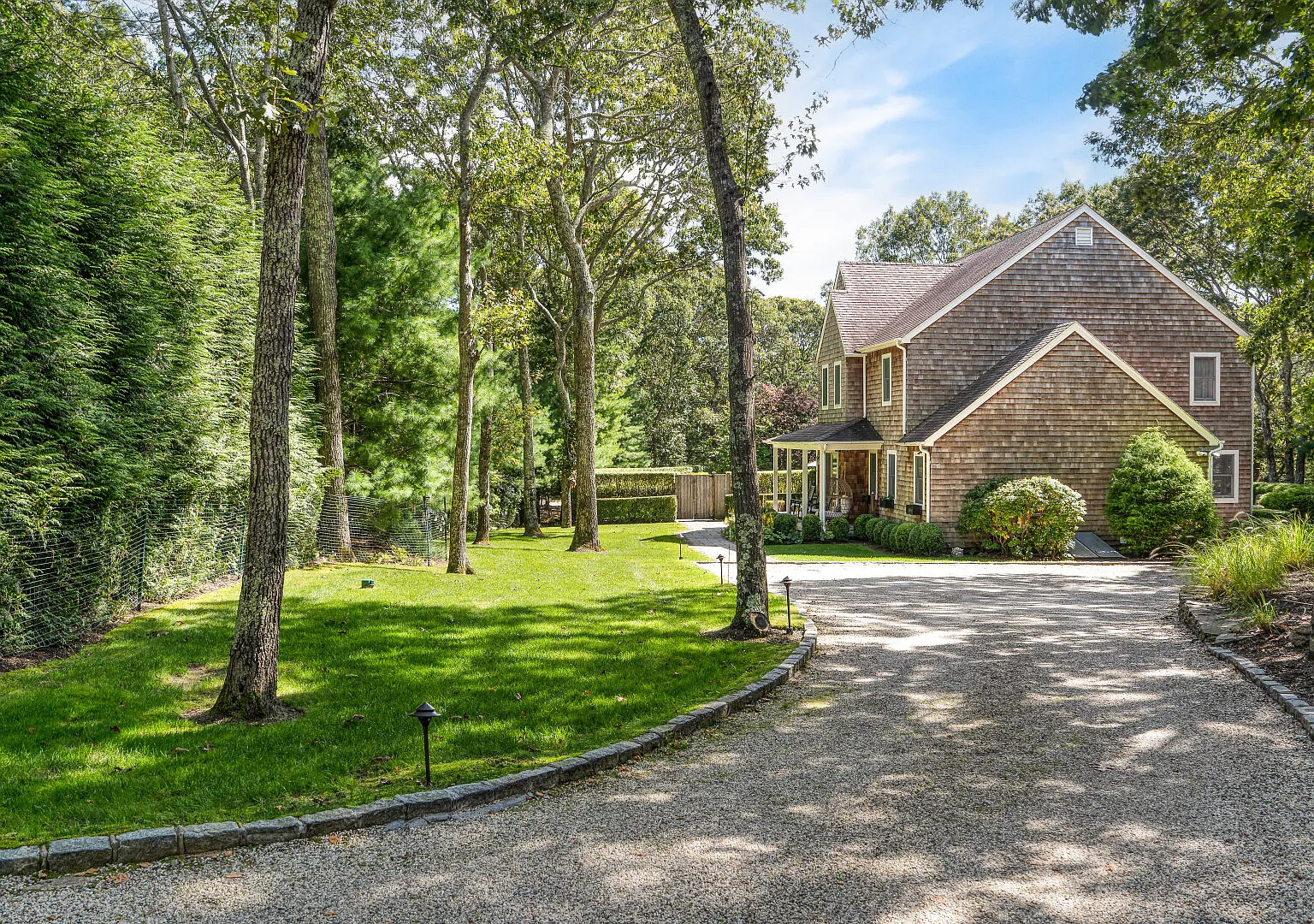 Classic East Hampton Home, Close to Town and Beaches — Photo 2