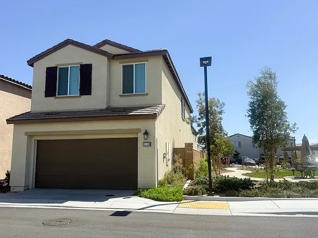 4 bed, 2.5 bath, 1869 sqft, $3,280 — Photo 1