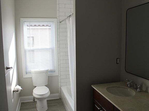 4th image of 32 E Fulton St Floor 2