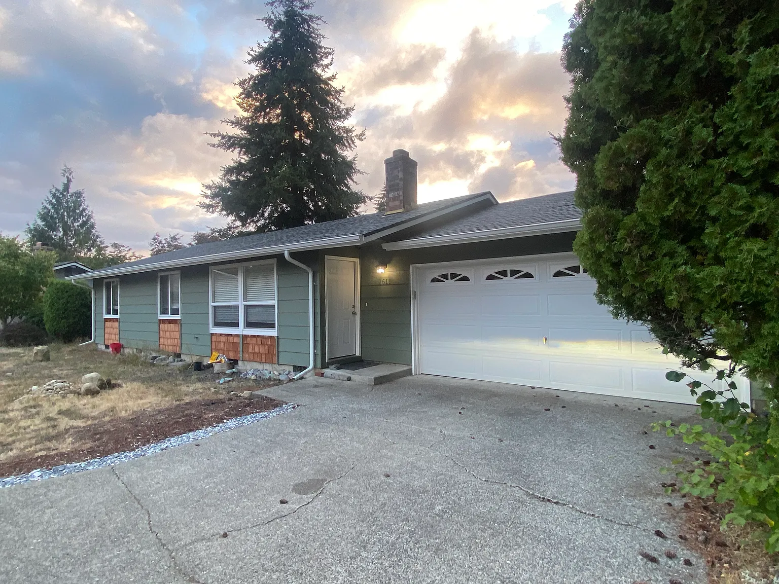 3 bed, 1.5 bath, 1064 sqft, $2,300 — Photo 1