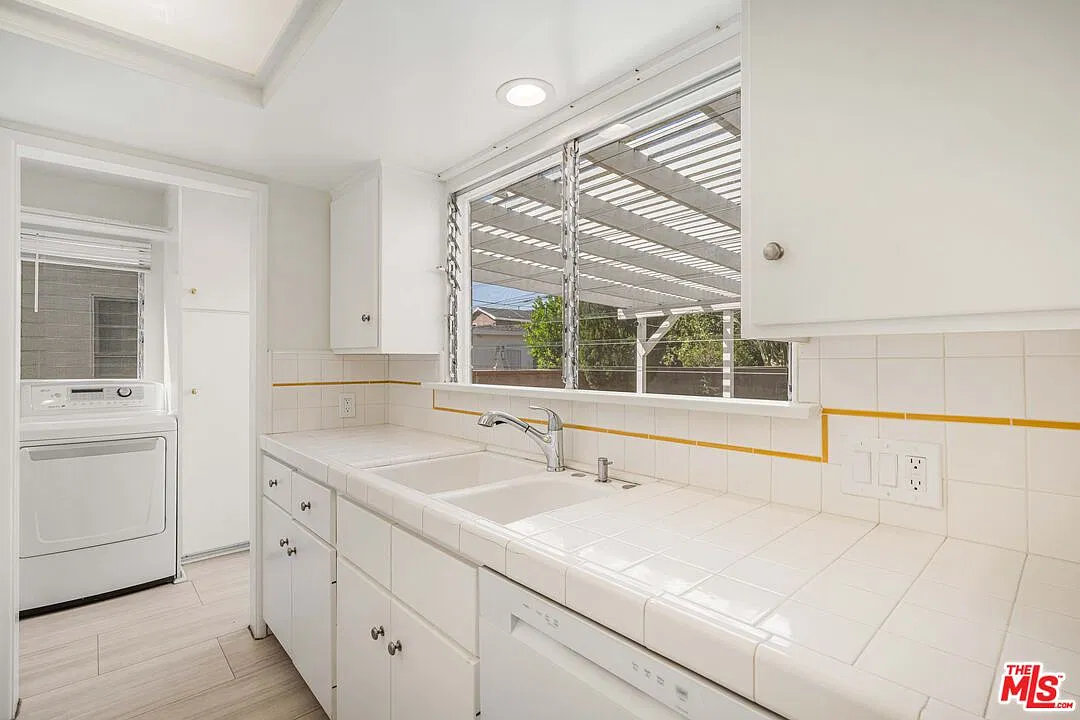 2 bed, 1.5 bath, 1093 sqft, $4,800 — Photo 4