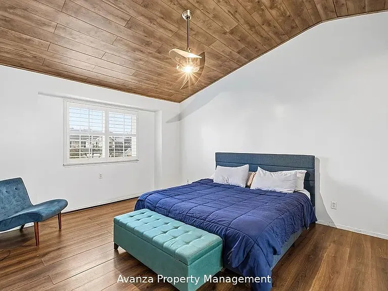 8735 N Cedar Ave — Photo 9