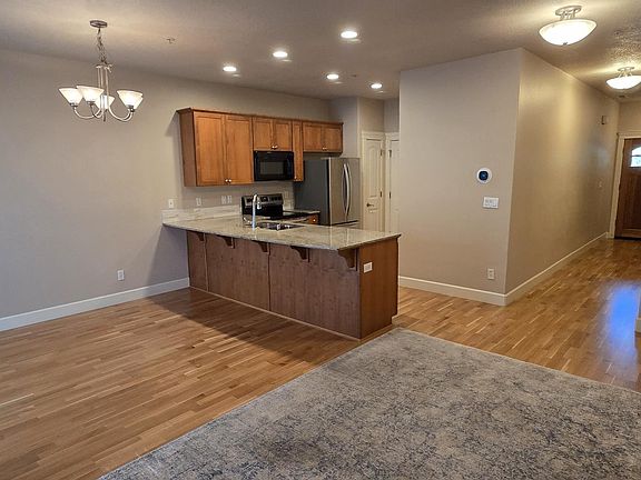 5th image of 211 Silver St APT I