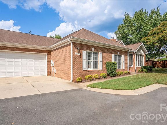 3rd image of 10925 Oakside Ct