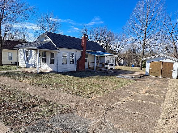 2nd image of 105 S White Oak St
