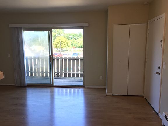3rd image of 417 6th St APT 6