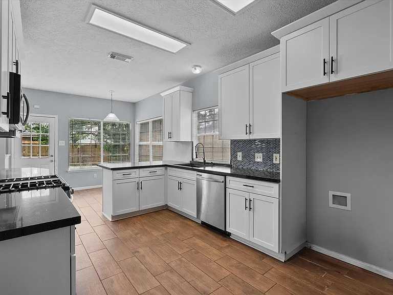 4915 Stone Harbor Dr — Photo 13