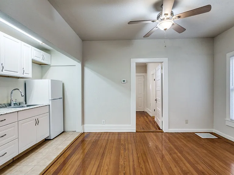 130 E Craig Pl — Photo 8