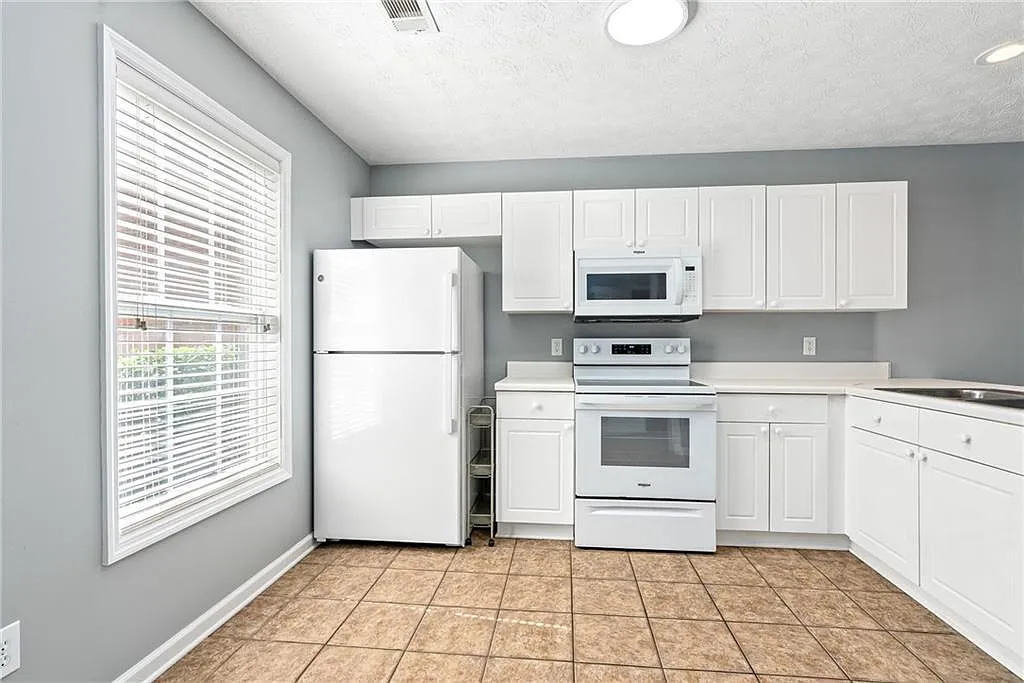 Unit Photo - 1477 N Donahue Dr #502