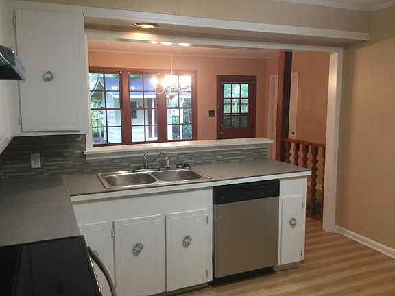 5th image of 702 Woodhaven Dr