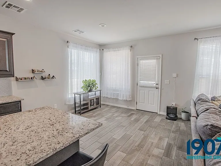 2501 Caden Ct — Photo 12