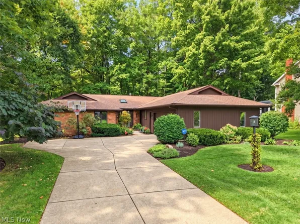 18230 Rolling Brook Dr, Chagrin Falls, OH 44023