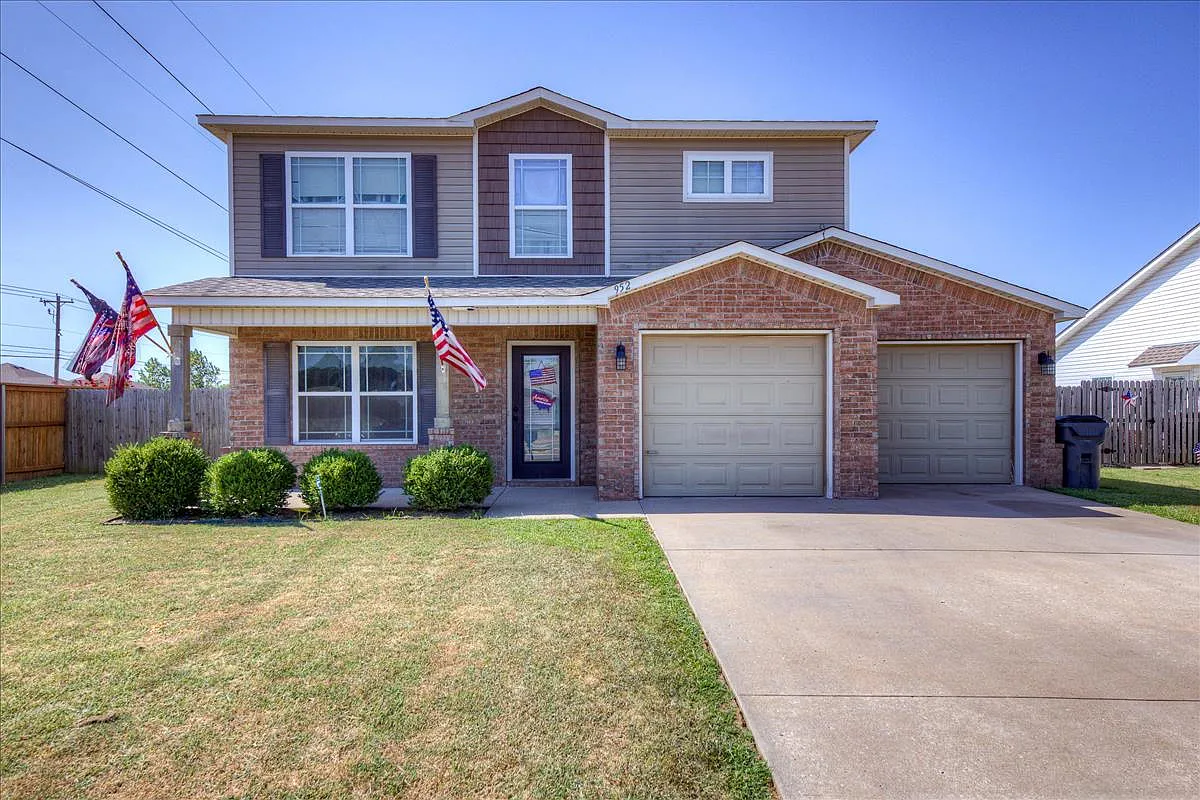 3 bed, 2.5 bath, 1783 sqft, $2,200 — Photo 1