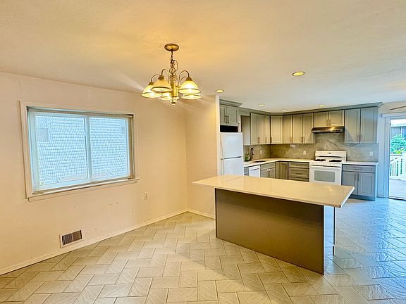 3rd image of 179 Lewiston St #1