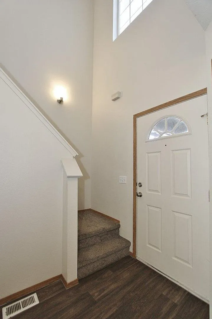 Clean Townhouse w/Garage & No HOA — Photo 3