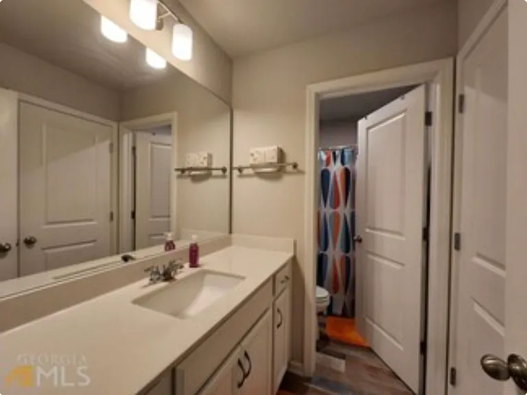 Secondary bathroom upstairs