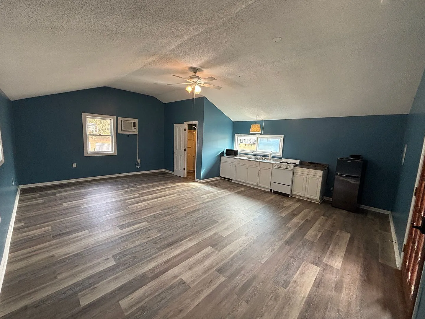 Studio, 1.0 bath, 500 sqft, $1,299 — Photo 2