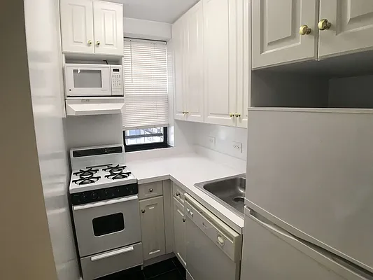 Rented by Avenues Real Estate | media 3