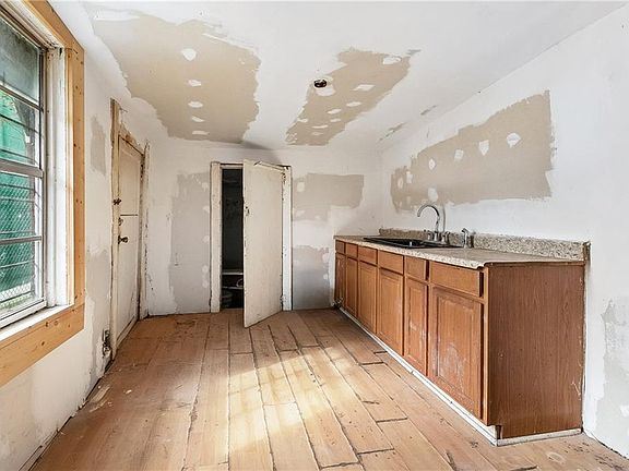 2nd image of 514 Soraparu St