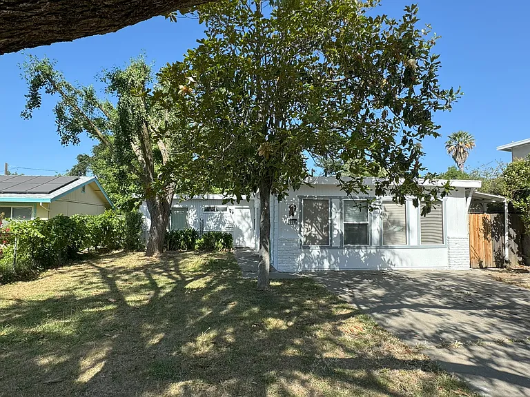 1115 Snyder Dr — Photo 2