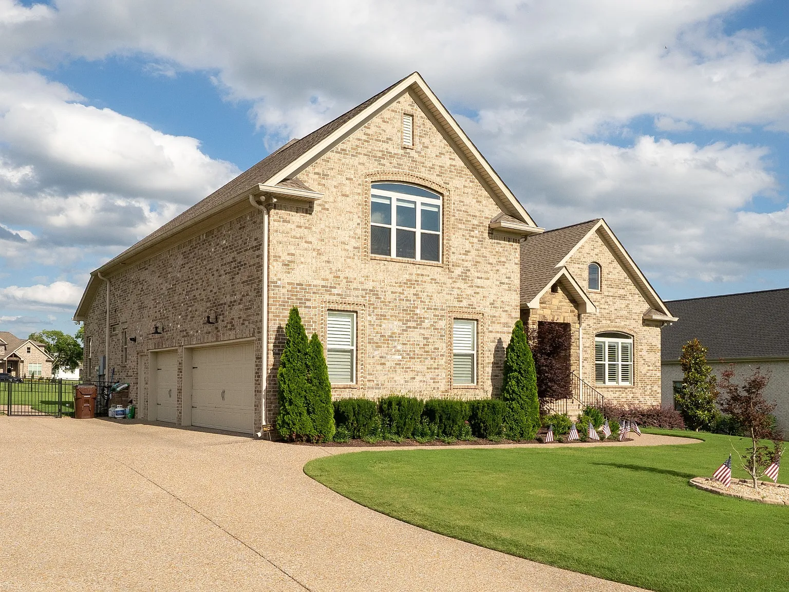 5 bed, 4.0 bath, 3839 sqft, $5,100 — Photo 4