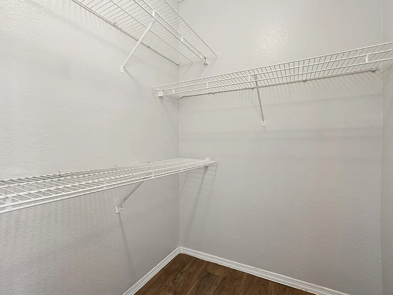 Glen Oaks Apartments — Photo 24