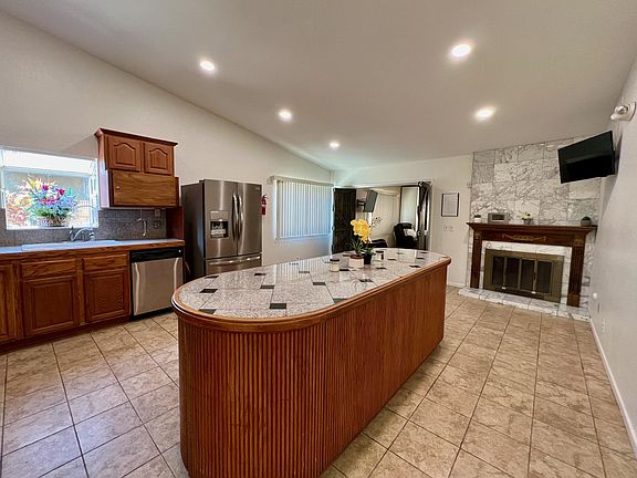 5th image of 939 E Banyan St