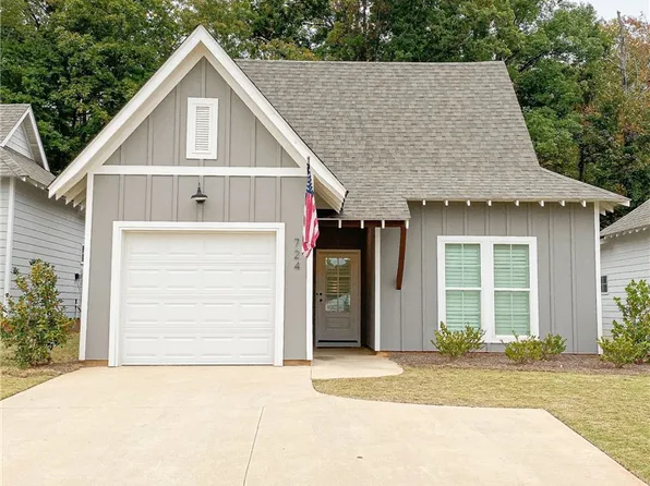 724 Village Dr, Opelika, AL 36801