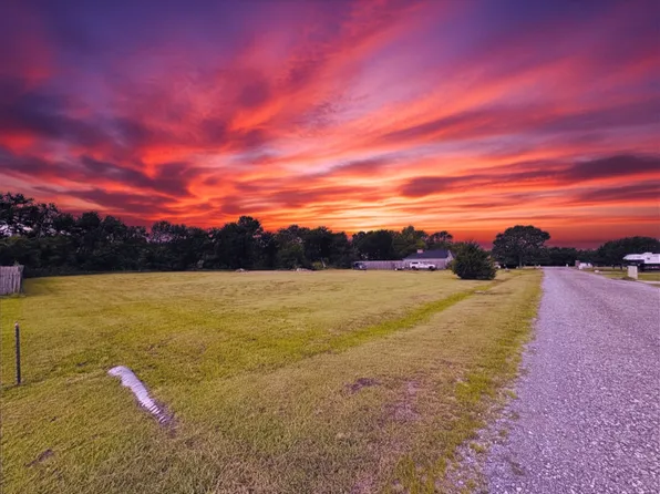 271 County Road 4443, Trenton, TX 75490