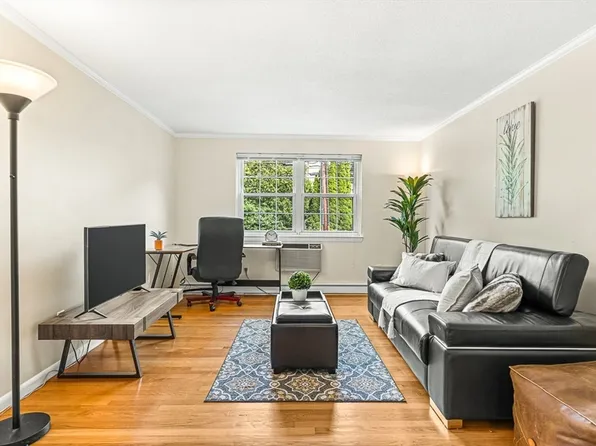 10 Colonial Village Dr APT 6, Arlington, MA 02474