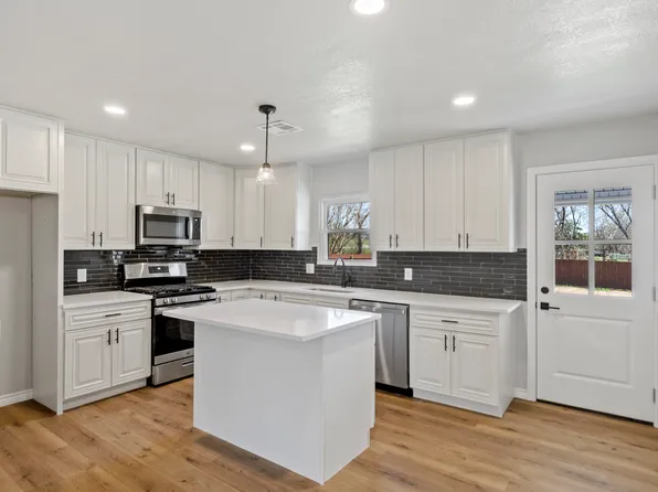 131 Long St, Bowie, TX 76230