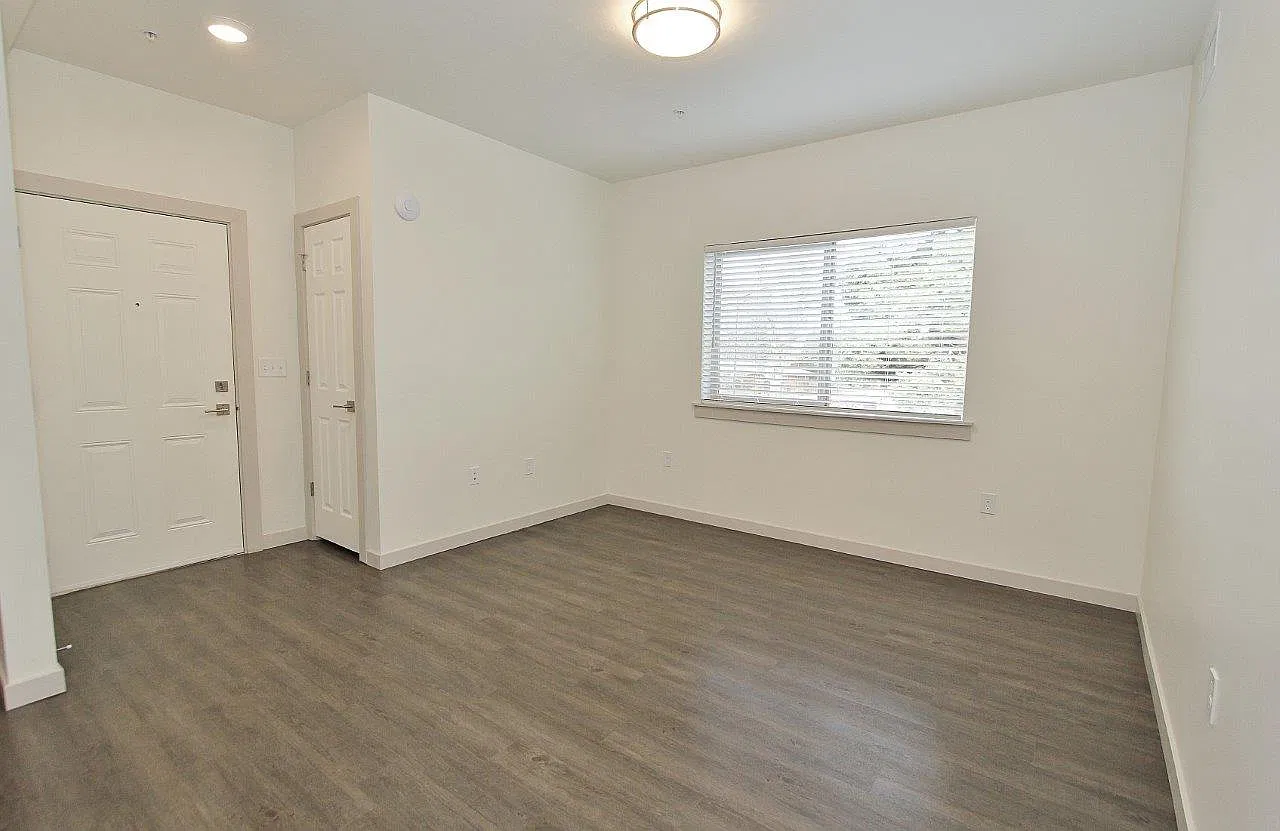 2 bed, 870 sqft, $1,600 — Photo 2
