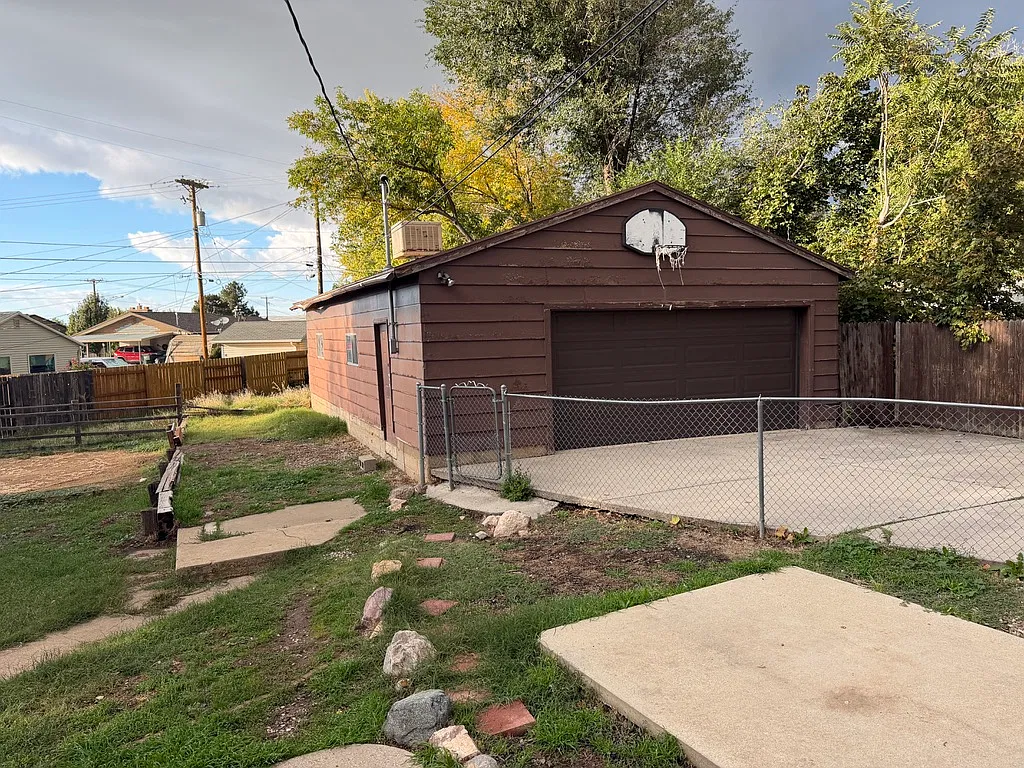 3 bed, 1283 sqft, $1,900 — Photo 2