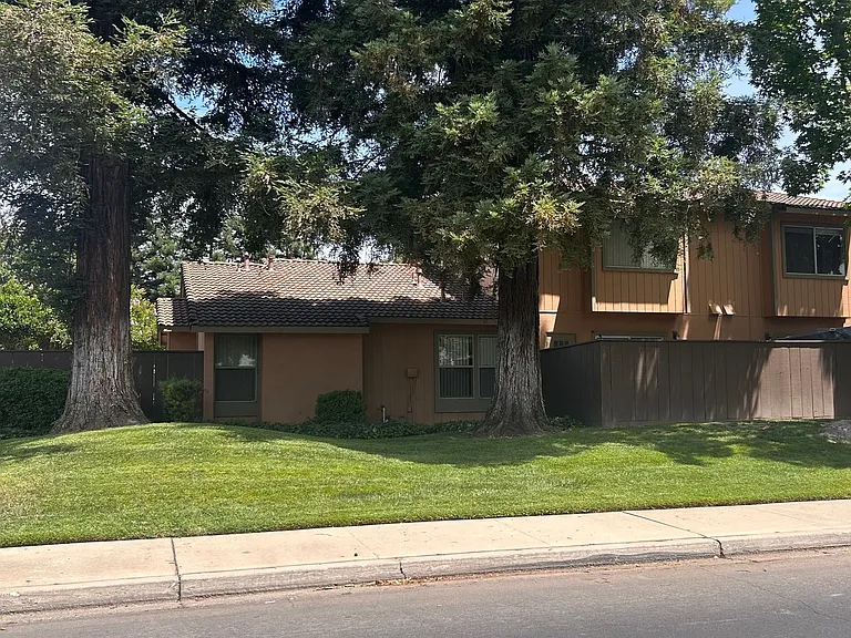 4002 Elmo Loop #D — Photo 1