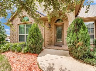 27 Oakridge Ln, Edgecliff Village, TX 76134