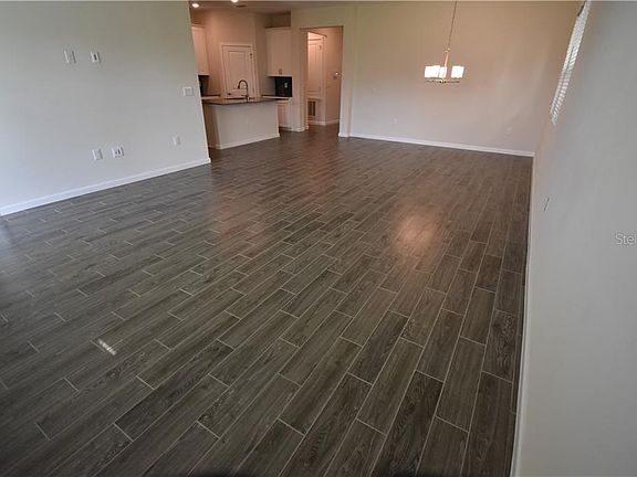 5th image of 318 Wooded Vine Dr