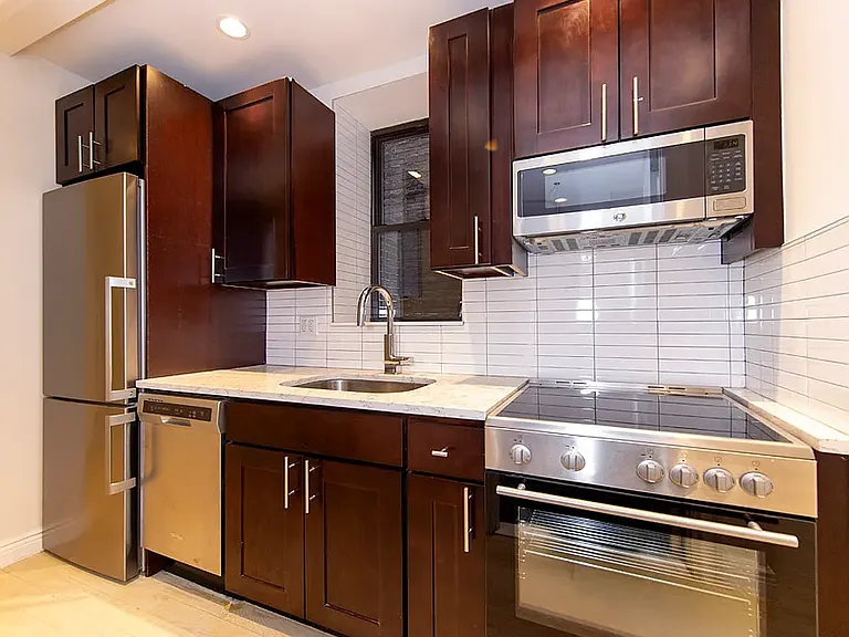 51 W 11th St #R2 — Photo 8