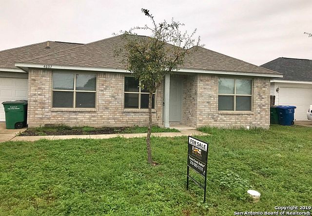 1st image of 4607 Hollyspring Dr