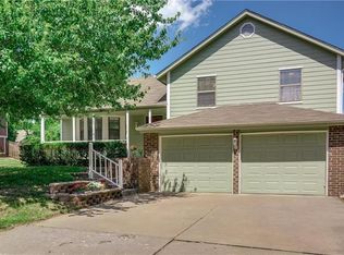 432 NE Station Dr, Lees Summit, MO 64086