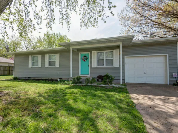 1923 S Village Ln, Bolivar, MO 65613