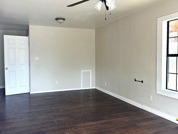 2nd image of 124 E Avenue C