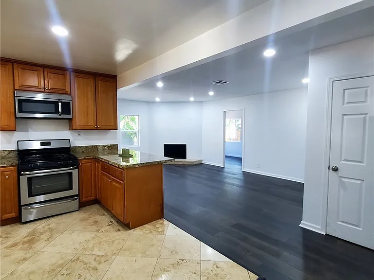 7121 Jumilla Ave — Photo 11