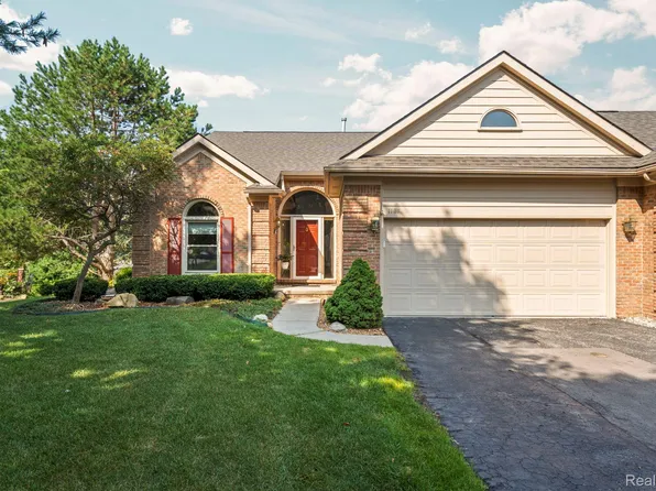 1127 Eagle Nest Dr, Milford, MI 48381