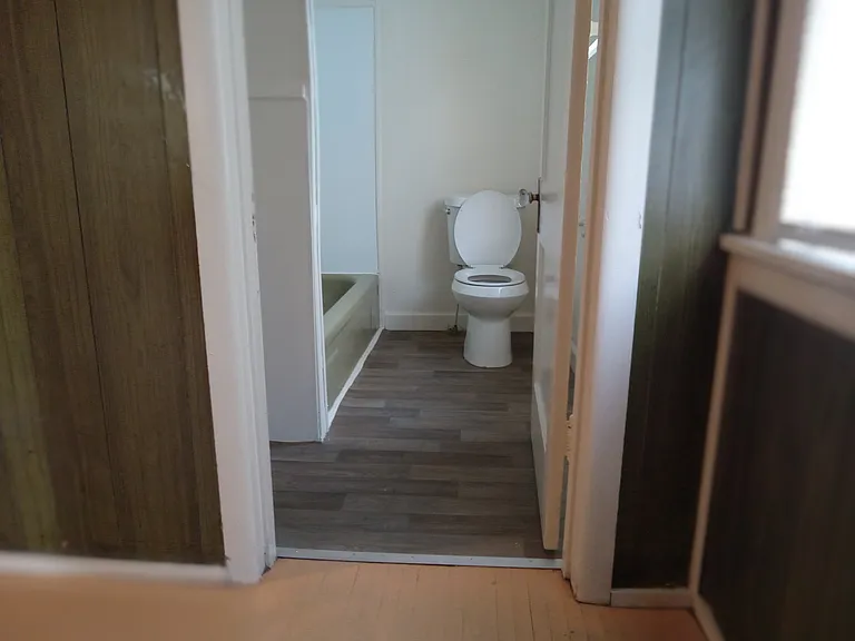Full bath at top of staircase