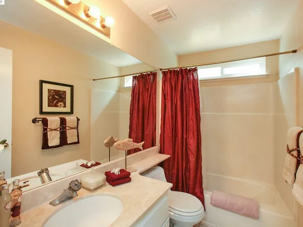 2114 Delucchi Dr, Pleasanton, CA 94588
