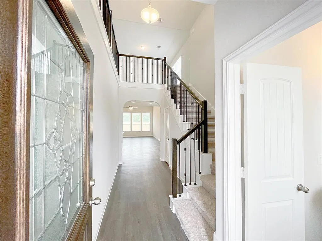 4 bed, 2.5 bath, 2389 sqft, $2,400 — Photo 3
