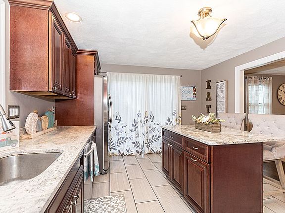 Eat-in Kitchen