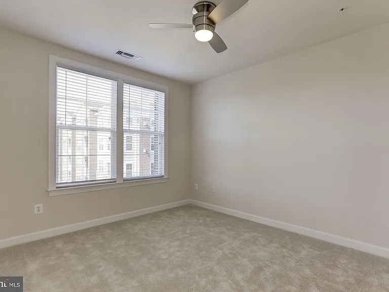 13740 Endeavour Dr #403 — Photo 15