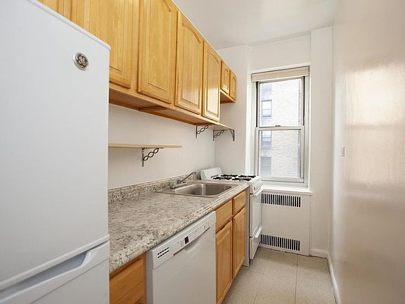 4th image of 661 Amsterdam Ave #6D